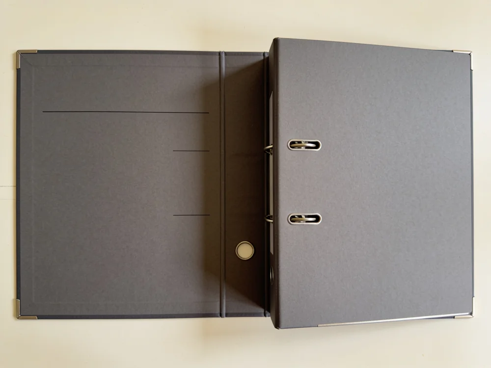 Pressboard classification folder — Rigid pressboard; internal divider; metal prong fasteners